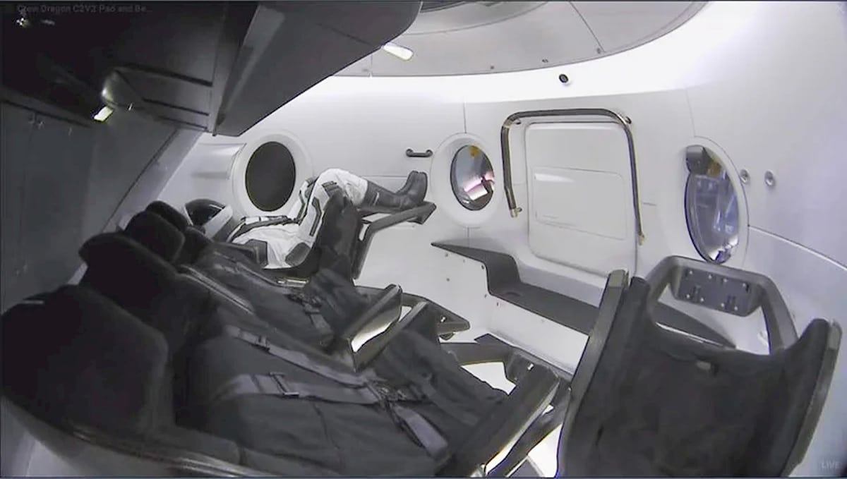 Wnętrze kapsuły kosmicznej Dragon Crew firmy SpaceX. Fot. domena publiczna