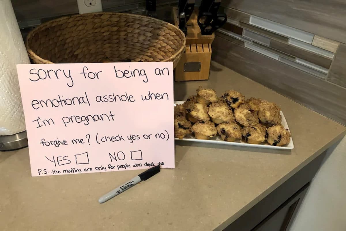 List żony do męża z talerzem słodyczy w tle. Fot. Reddit