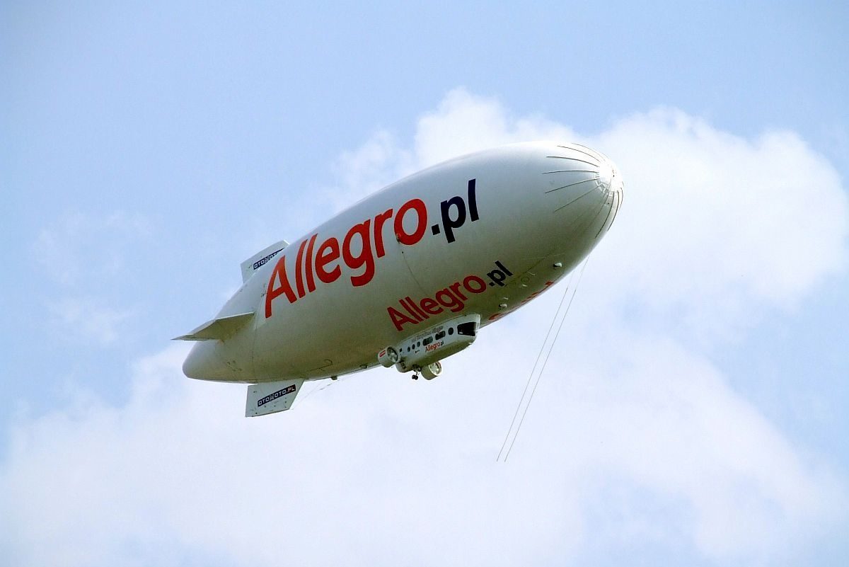 Reklamowy sterowiec Allegro. Fot. domena publiczna